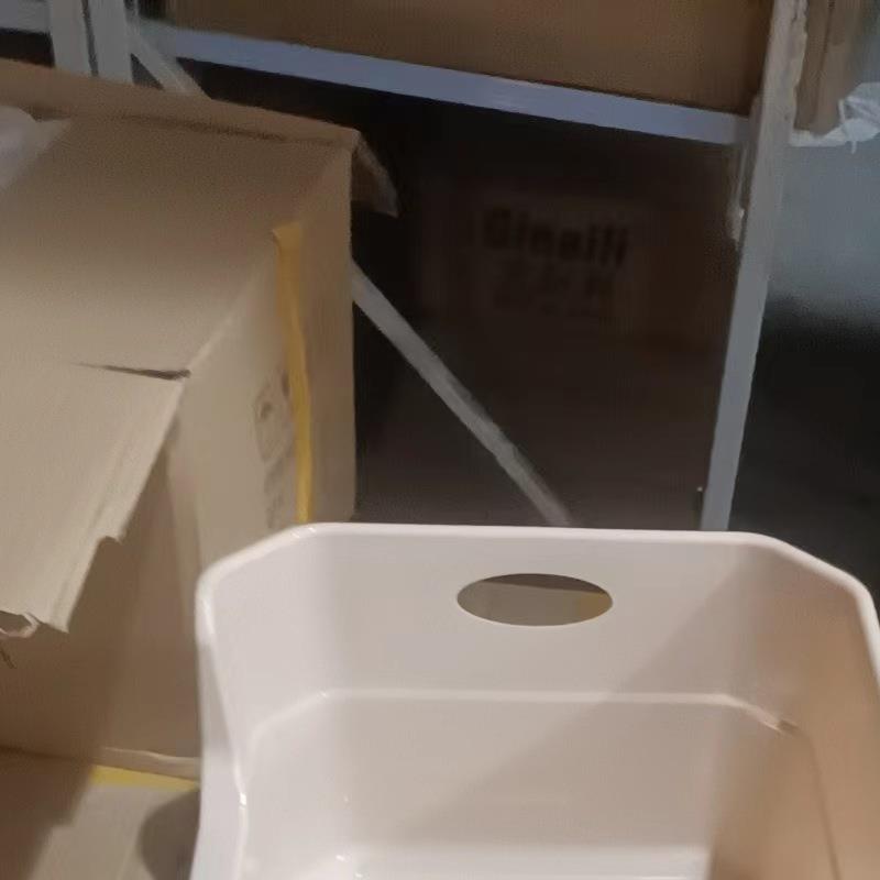 Open cat litter pan detail