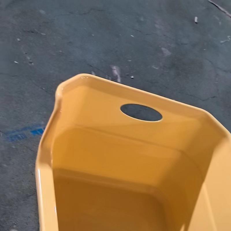 Cat litter box side detail
